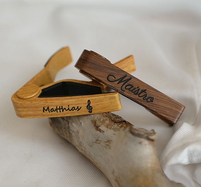 Capodastre personnalis&eacute; en aluminium clair grav&eacute; accessoire guitare 