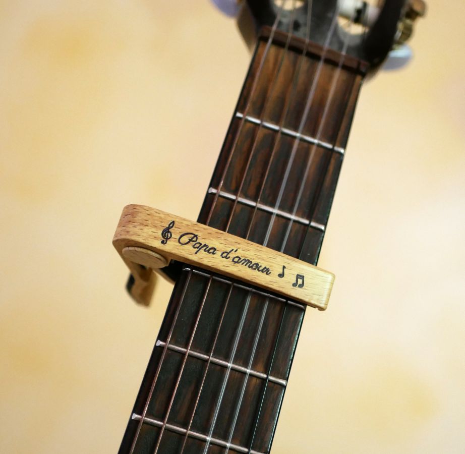 Capodastre personnalisé en aluminium clair gravé accessoire guitare 