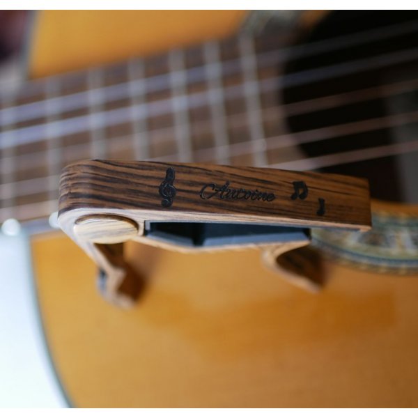 Capodastre personnalisé en aluminium couleur bois rayé gravé accessoire guitare 