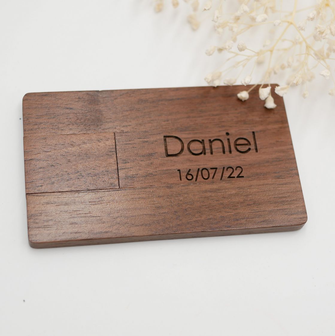 Carte en bois de noyer avec clé USB 32 Go à personnaliser par gravure