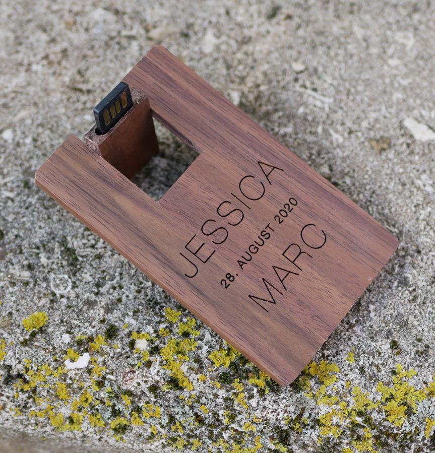 Carte en bois de noyer avec clé USB 32 Go à personnaliser par gravure