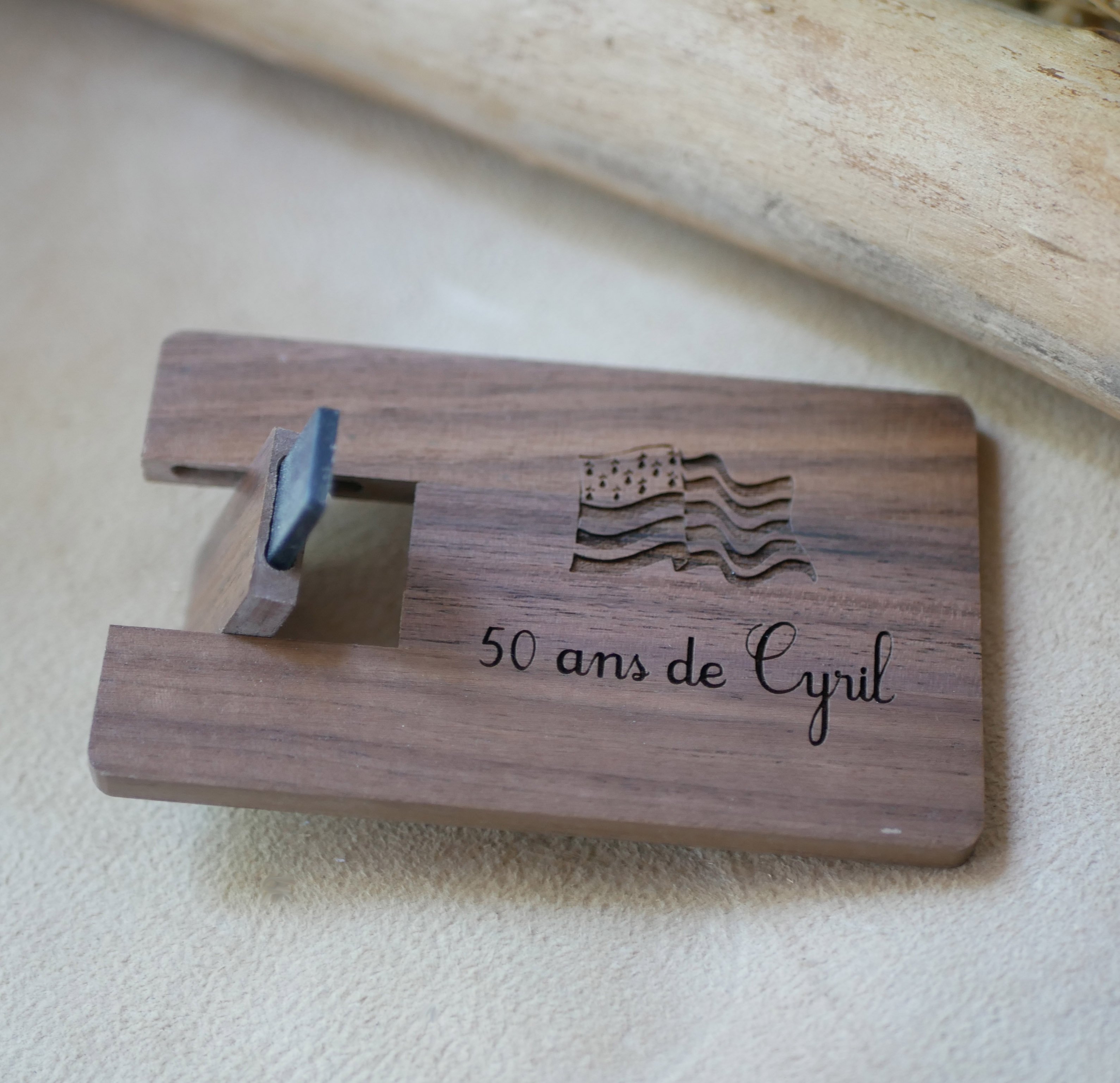 Carte en bois de noyer avec clé USB 32 Go à personnaliser par gravure