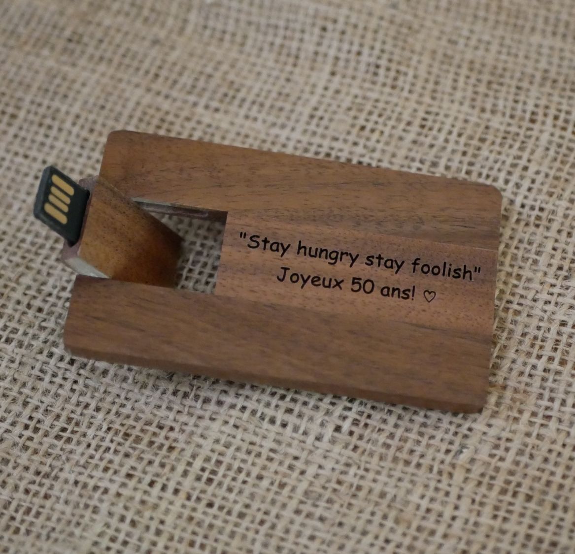 Carte en bois de noyer avec clé USB 32 Go à personnaliser par gravure