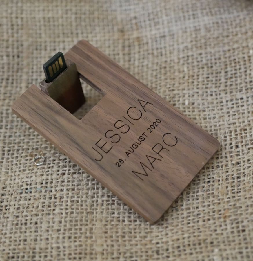 Carte en bois de noyer avec clé USB 32 Go à personnaliser par gravure