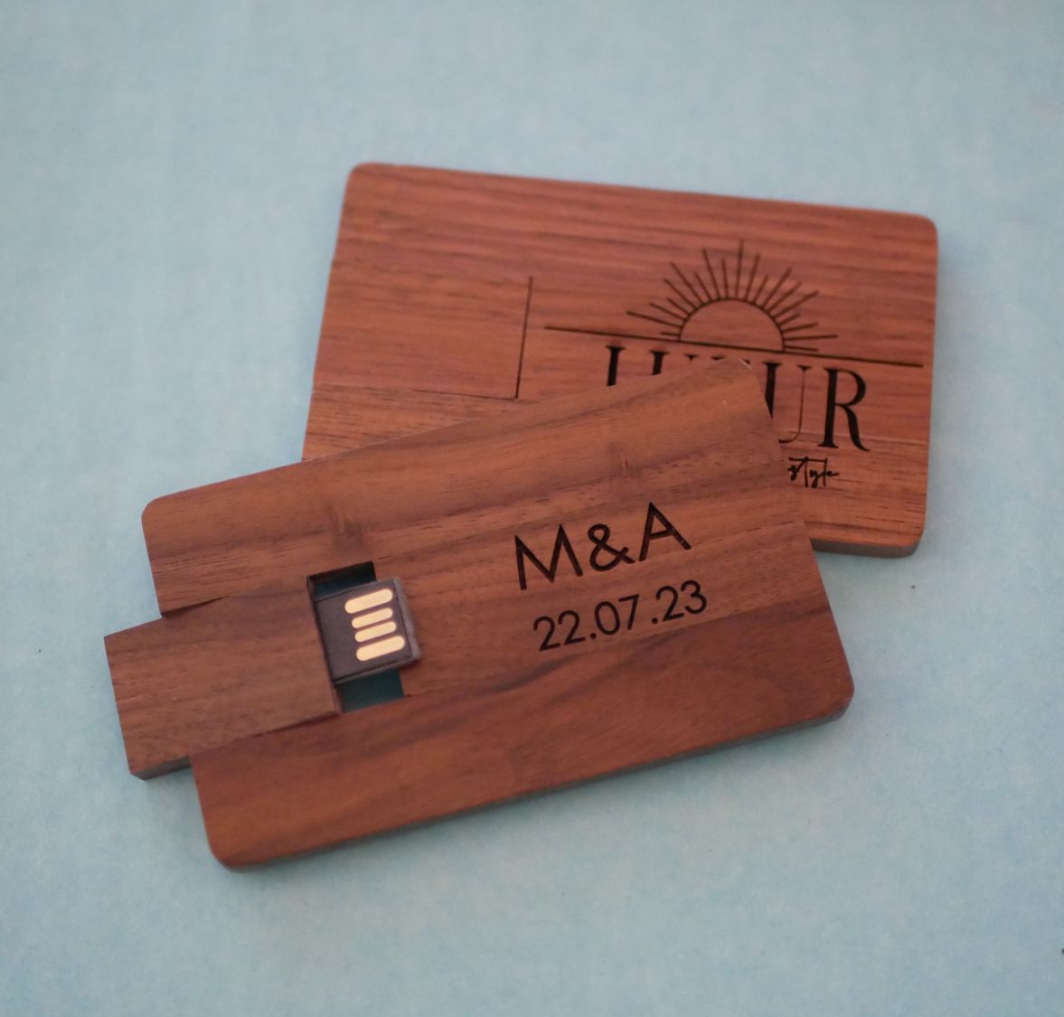 Carte en bois de noyer avec clé USB 32 Go à personnaliser par gravure