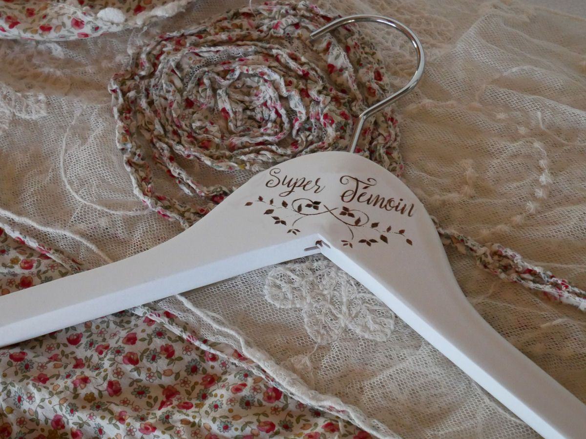 Cintre bois blanc gravé à personnaliser Cadeau mariage