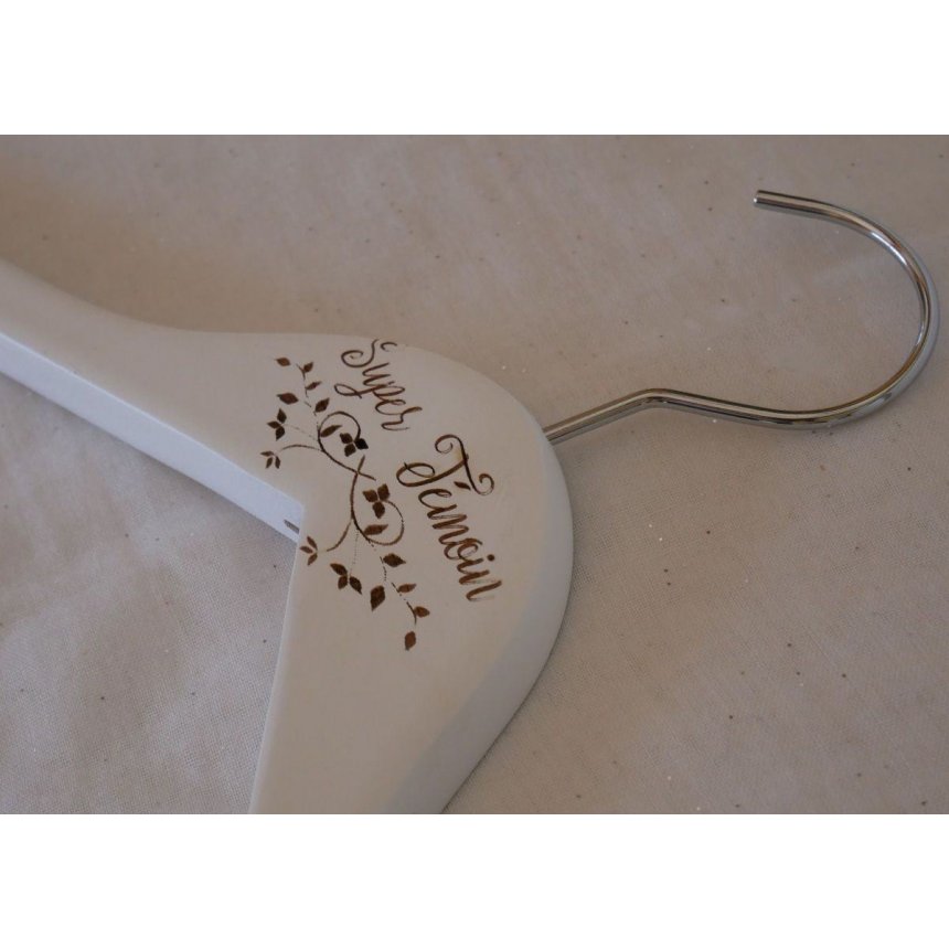 Cintre bois blanc gravé à personnaliser Cadeau mariage