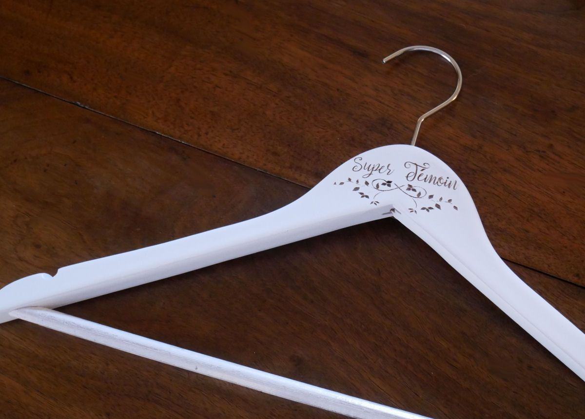 Cintre bois blanc gravé à personnaliser Cadeau mariage