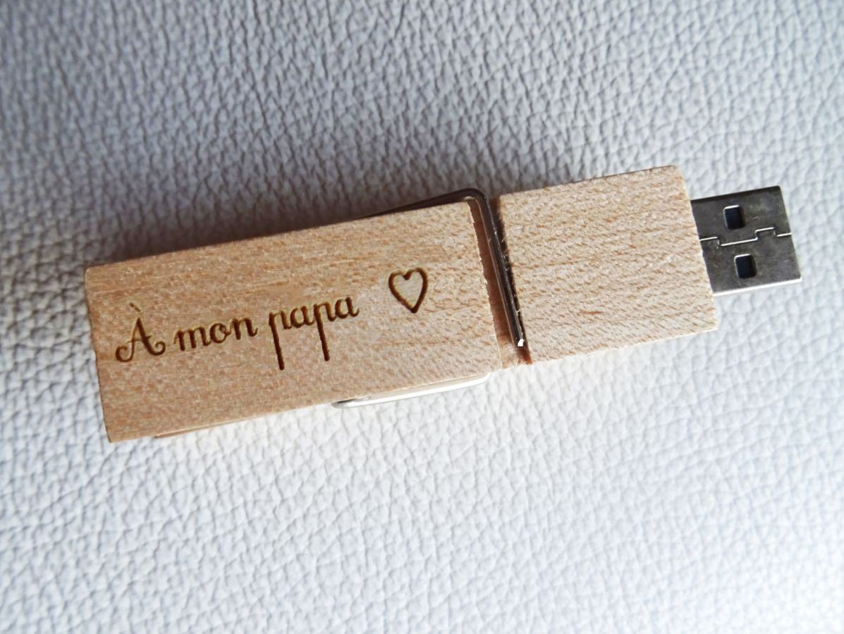 Clé USB pince en bois brut gravée à personnaliser