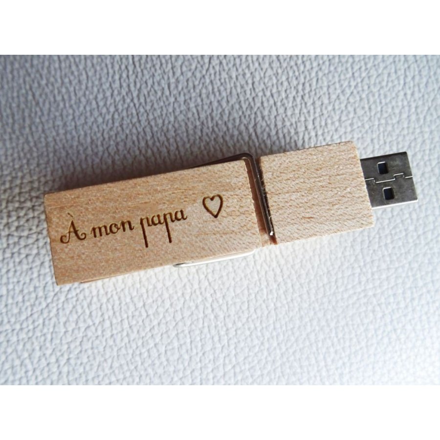 Clé USB pince en bois brut gravée à personnaliser