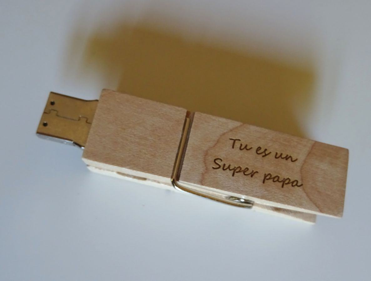 Clé USB pince en bois brut gravée à personnaliser