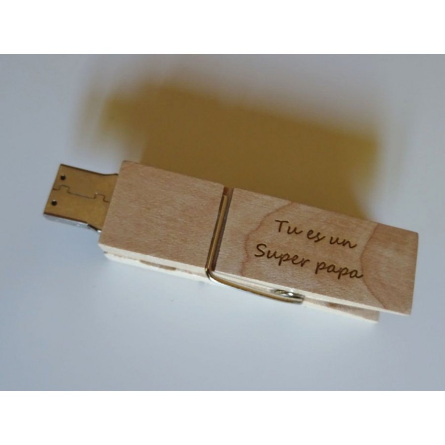 Clé USB pince en bois brut gravée à personnaliser