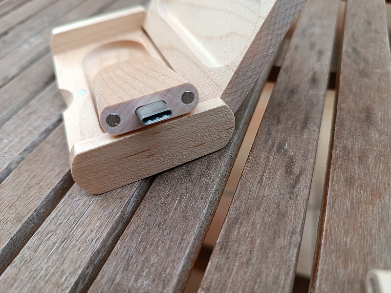 Clé USB en bois personnalisée avec coffret gravé.