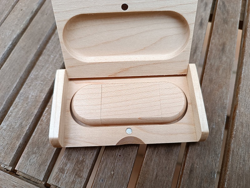 Clé USB en bois gravée avec coffret assorti.