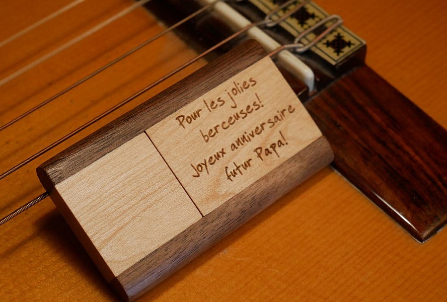 Cl&eacute; USB 3.0 en bois bicolore 32 Go  &agrave; personnaliser par gravure pour un cadeau &eacute;l&eacute;gant et unique