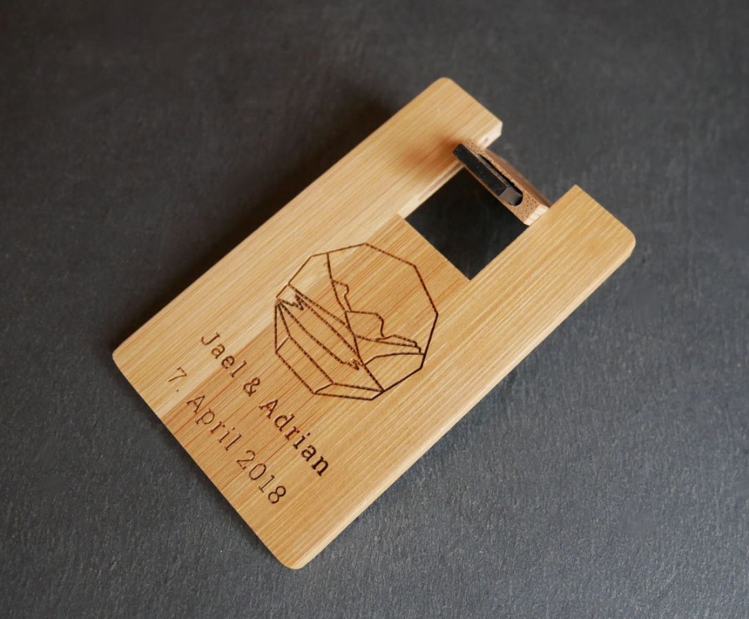 Clé USB 32 Go Carte en bois bambou carbonisé à personnaliser par gravure