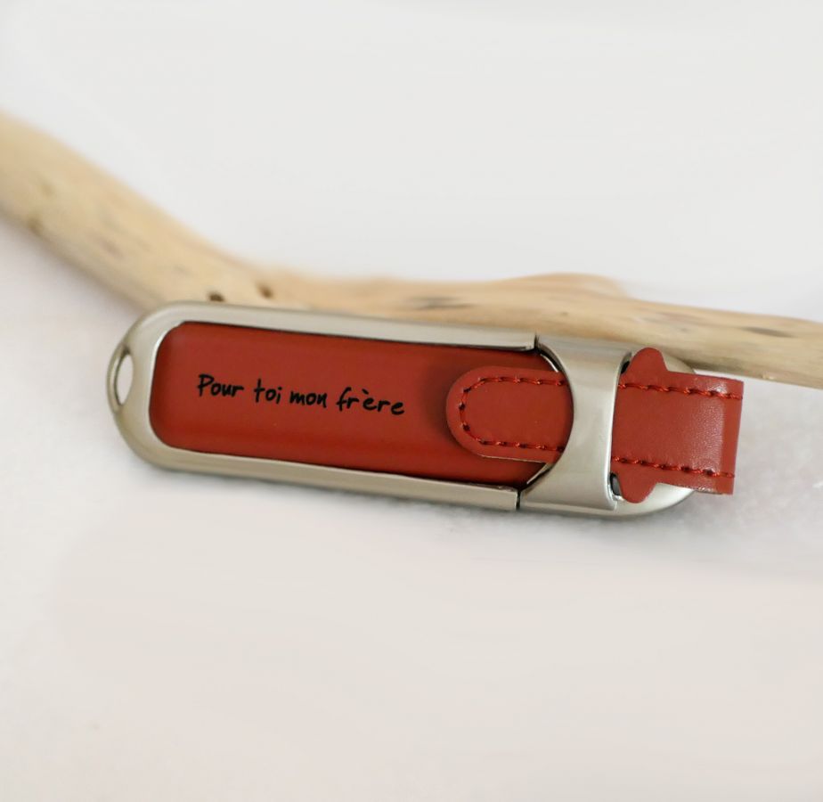 Clé USB 32Gb en étui en cuir marron à personnaliser