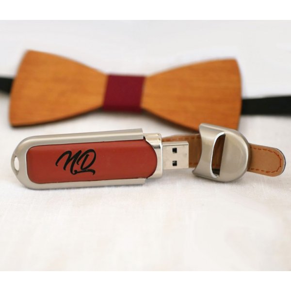 Clé USB 32Gb en étui en cuir marron à personnaliser