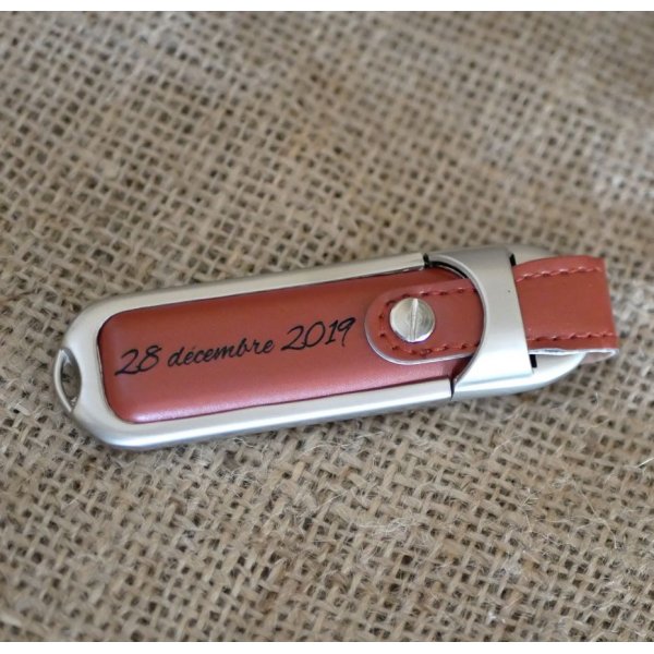Clé USB 32Gb en étui en cuir marron à personnaliser