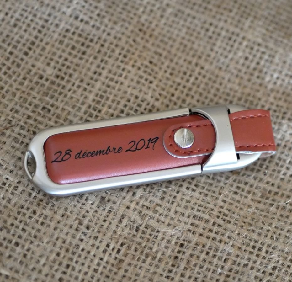 Clé USB 32Gb en étui en cuir marron à personnaliser