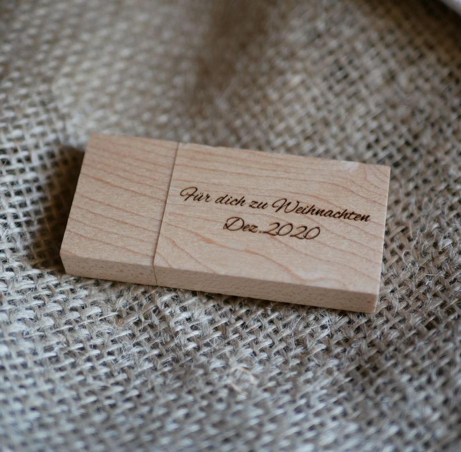 Clé USB en bois 15 Go avec texte, nom d'entreprise ou logo gravé.