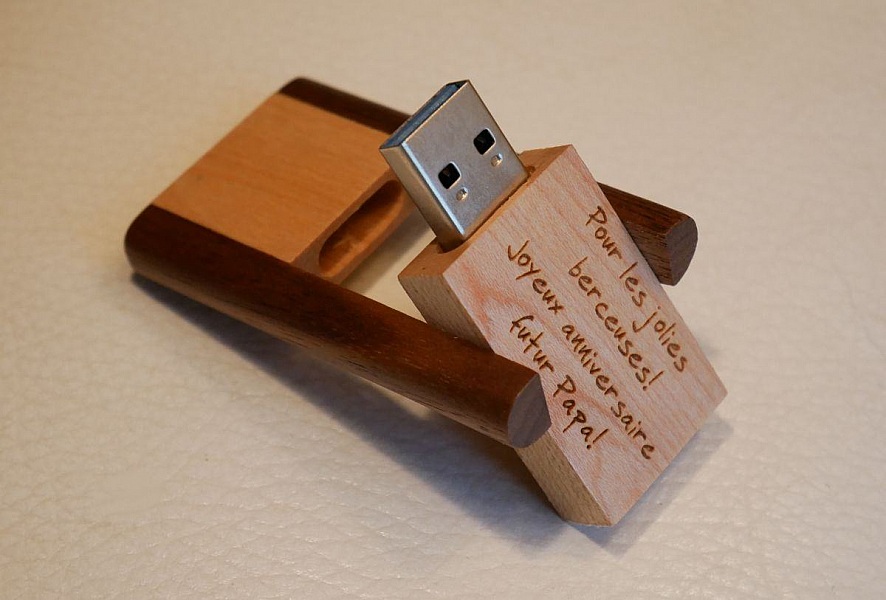 Cl&eacute; USB 3.0 en bois bicolore 32 Go  &agrave; personnaliser par gravure pour un cadeau &eacute;l&eacute;gant et unique