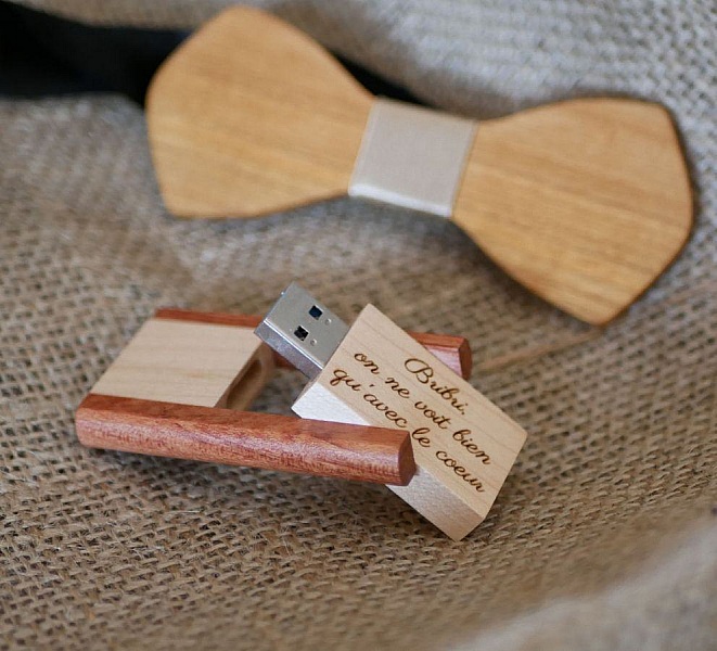 Cl&eacute; USB 3.0 en bois bicolore 32 Go  &agrave; personnaliser par gravure pour un cadeau &eacute;l&eacute;gant et unique