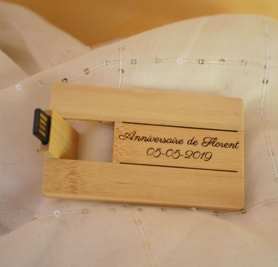 Clé USB en forme de carte en bois bambou à personnaliser par gravure