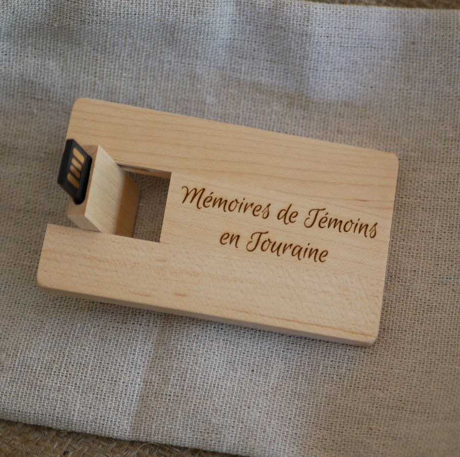 Clé USB carte en bois d'érable gravée à personnaliser