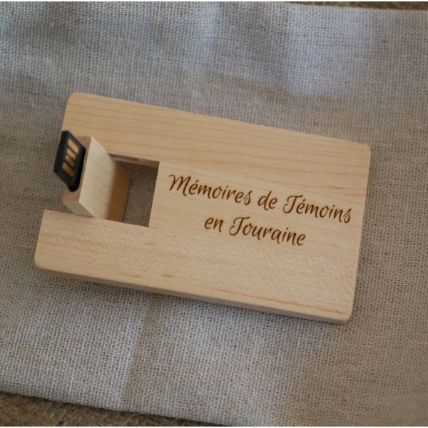 Clé USB carte en bois d'érable gravée à personnaliser