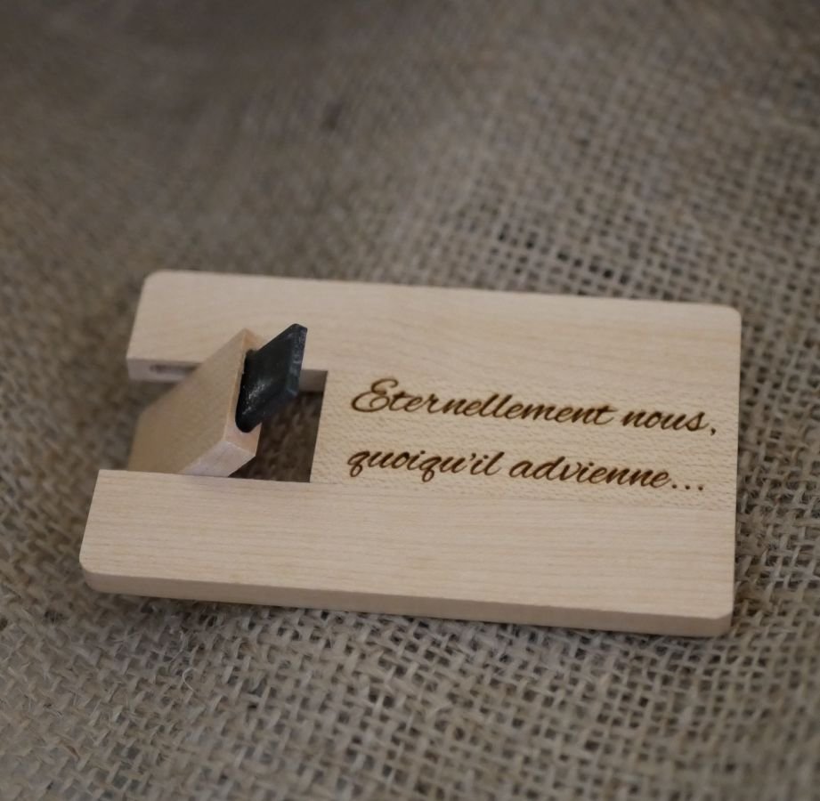 Clé USB carte en bois d'érable gravée à personnaliser