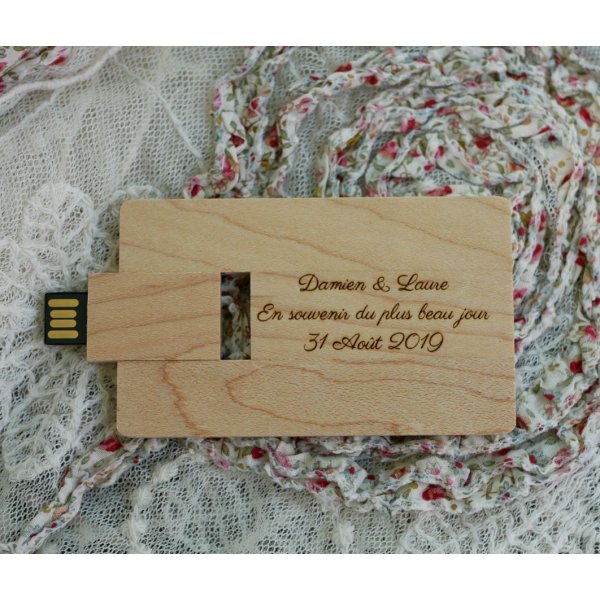 Clé USB carte en bois d'érable gravée à personnaliser
