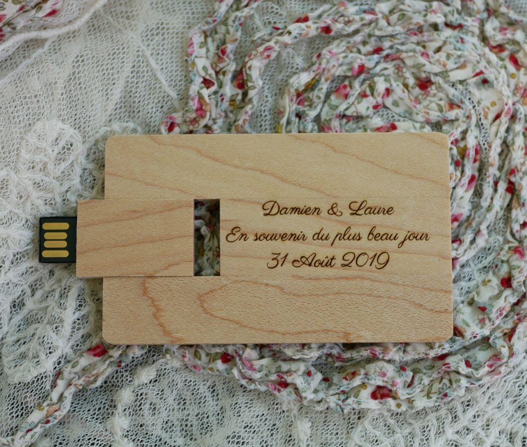 Clé USB carte en bois d'érable gravée à personnaliser