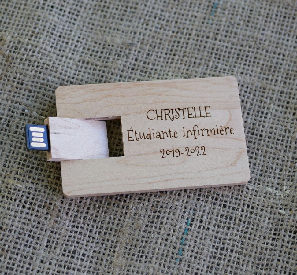 Clé USB carte en bois d'érable gravée à personnaliser