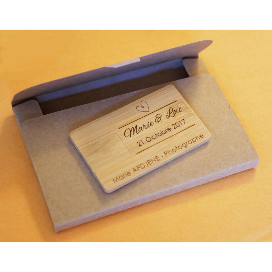 Carte en bois de noyer avec clé USB 32 Go à personnaliser par gravure