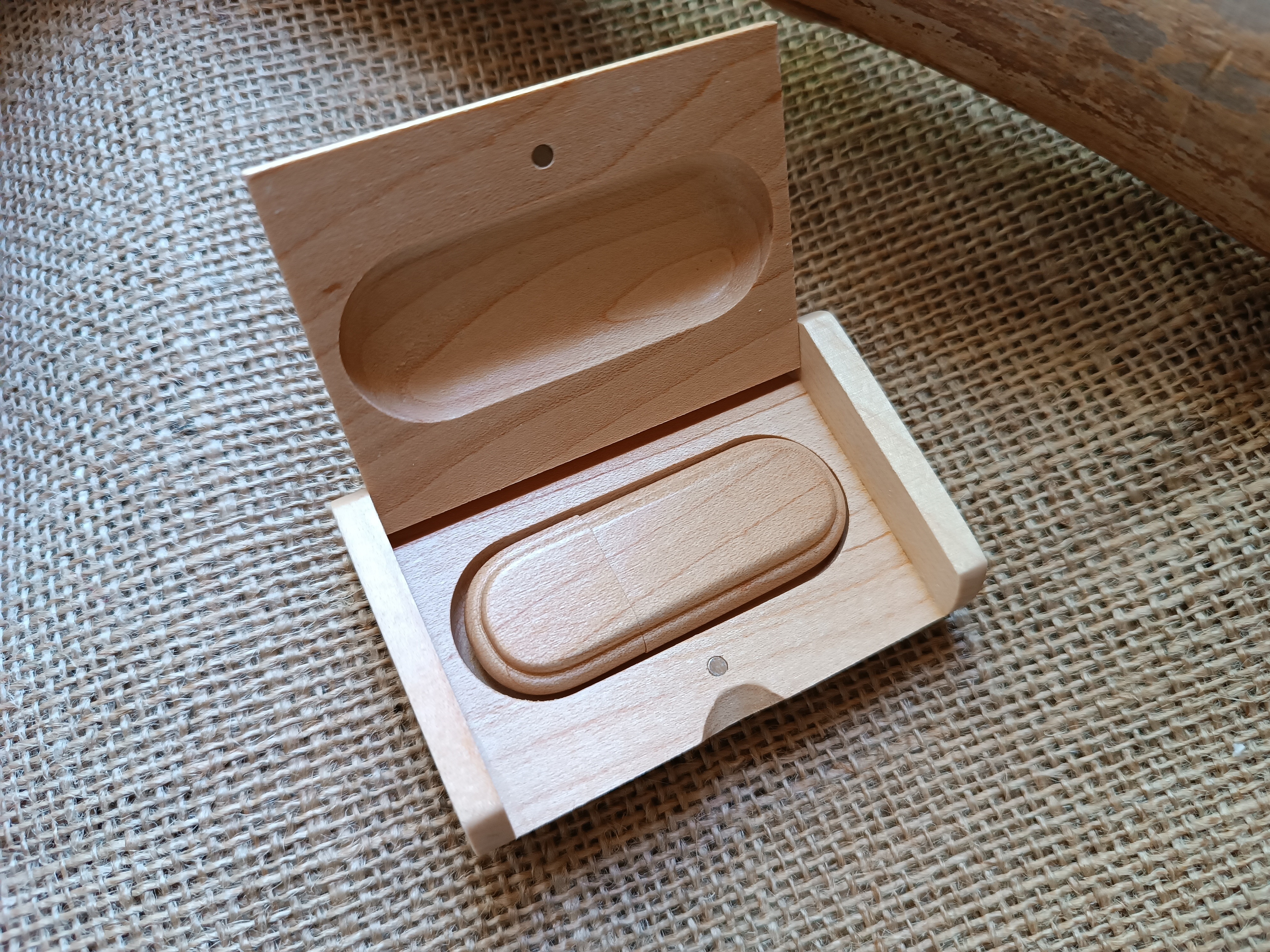 Cl&eacute; Usb grav&eacute;e 32 Go 2.0 dans coffret en bois d'&eacute;rable