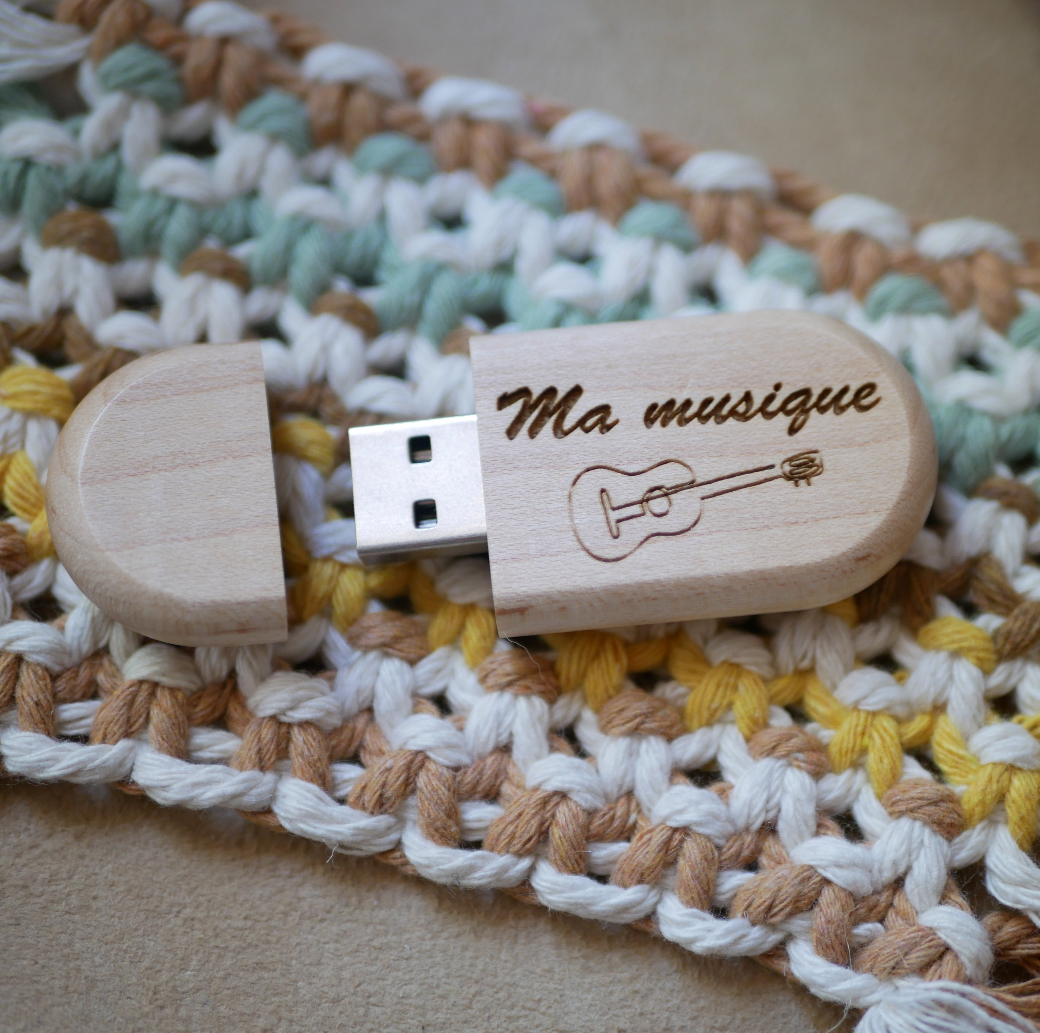 Cl&eacute; USB ovale &agrave; personnaliser par gravure, bois au choix