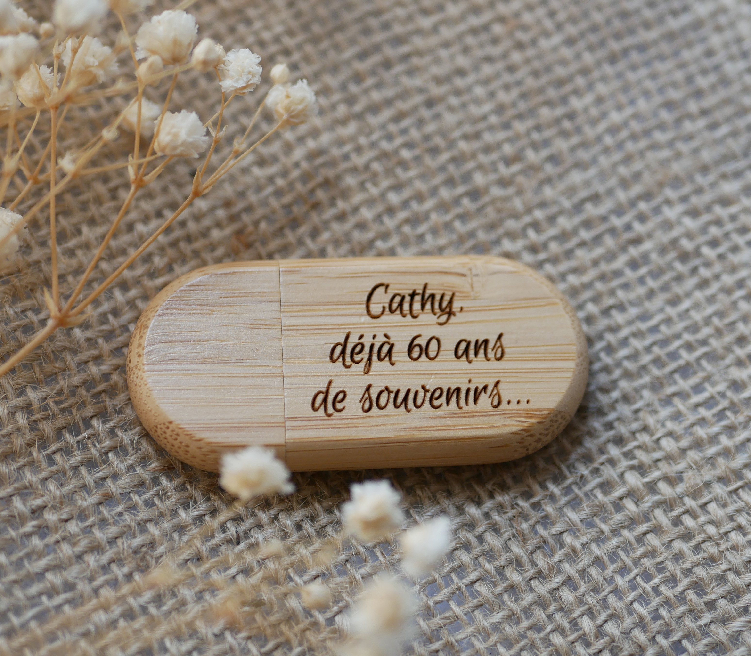 Cl&eacute; USB ovale &agrave; personnaliser par gravure, bois au choix