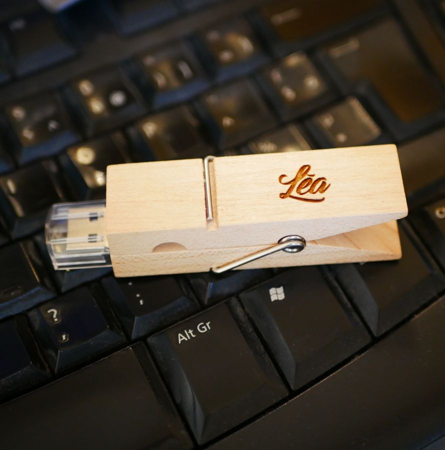 Clé USB pince en bois brut gravée à personnaliser