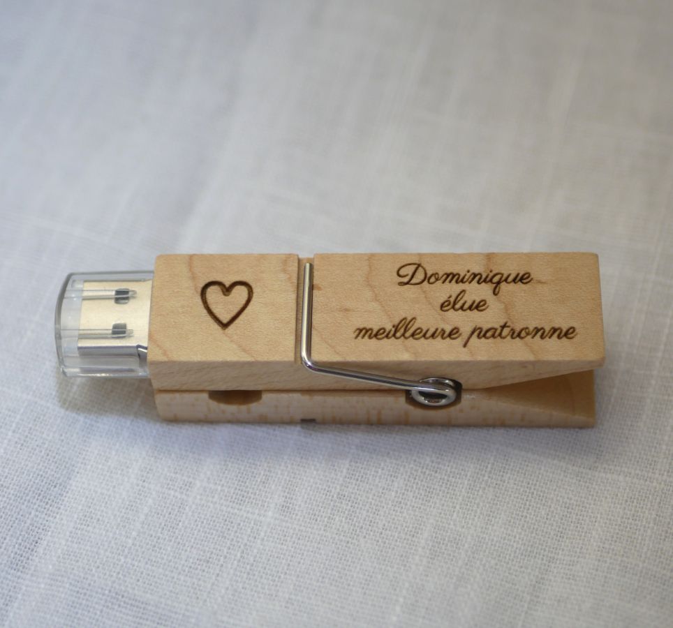 Clé USB pince en bois brut gravée à personnaliser