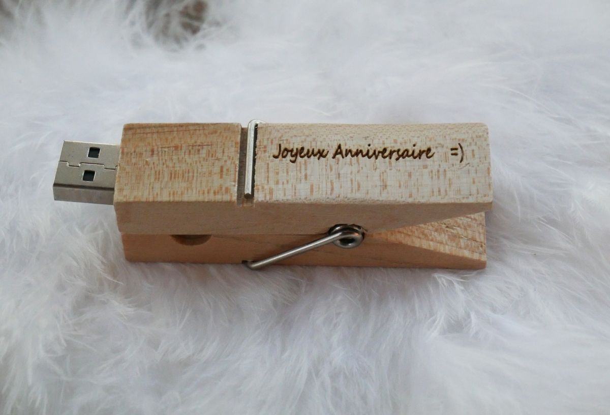 Clé USB pince en bois brut gravée à personnaliser