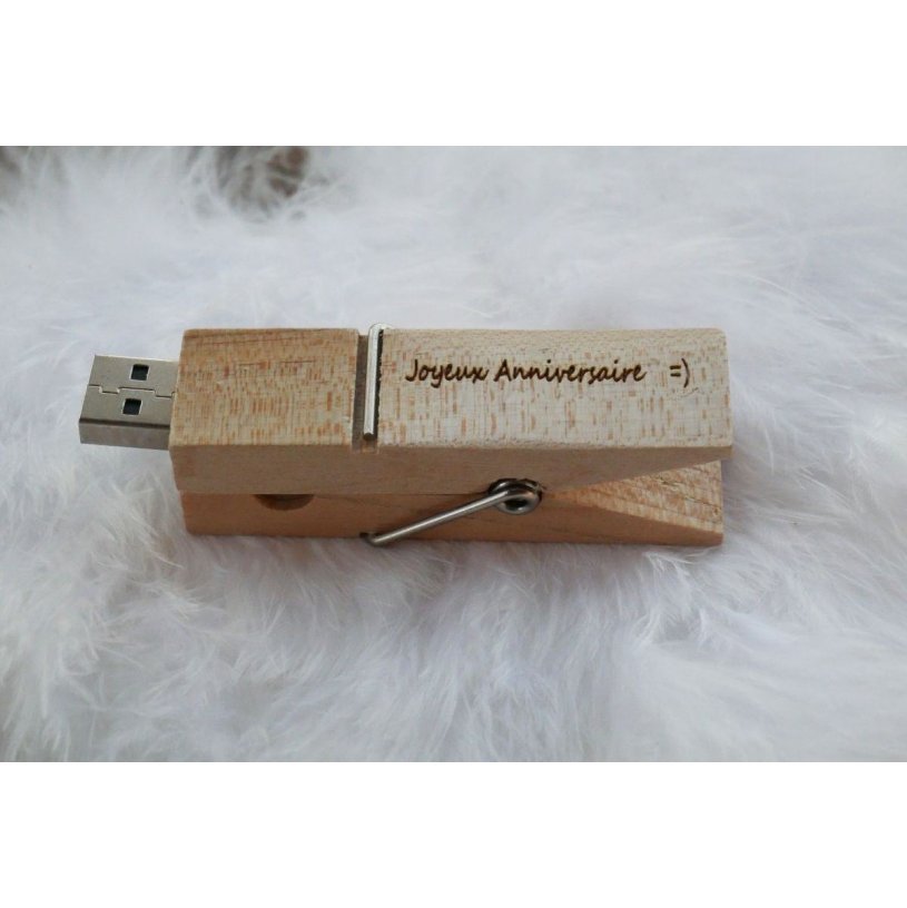 Clé USB pince en bois brut gravée à personnaliser