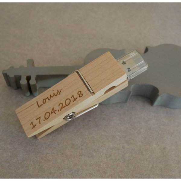 Clé USB pince en bois brut gravée à personnaliser
