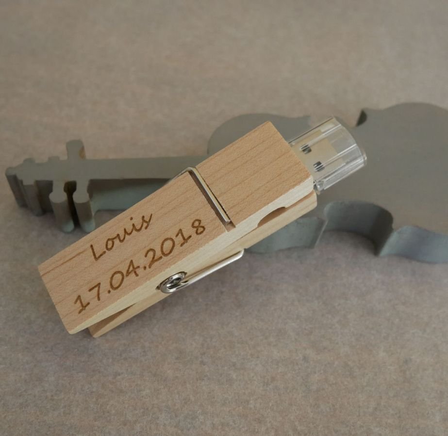 Clé USB pince en bois brut gravée à personnaliser