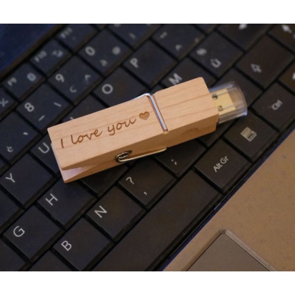 Clé USB pince en bois brut gravée à personnaliser