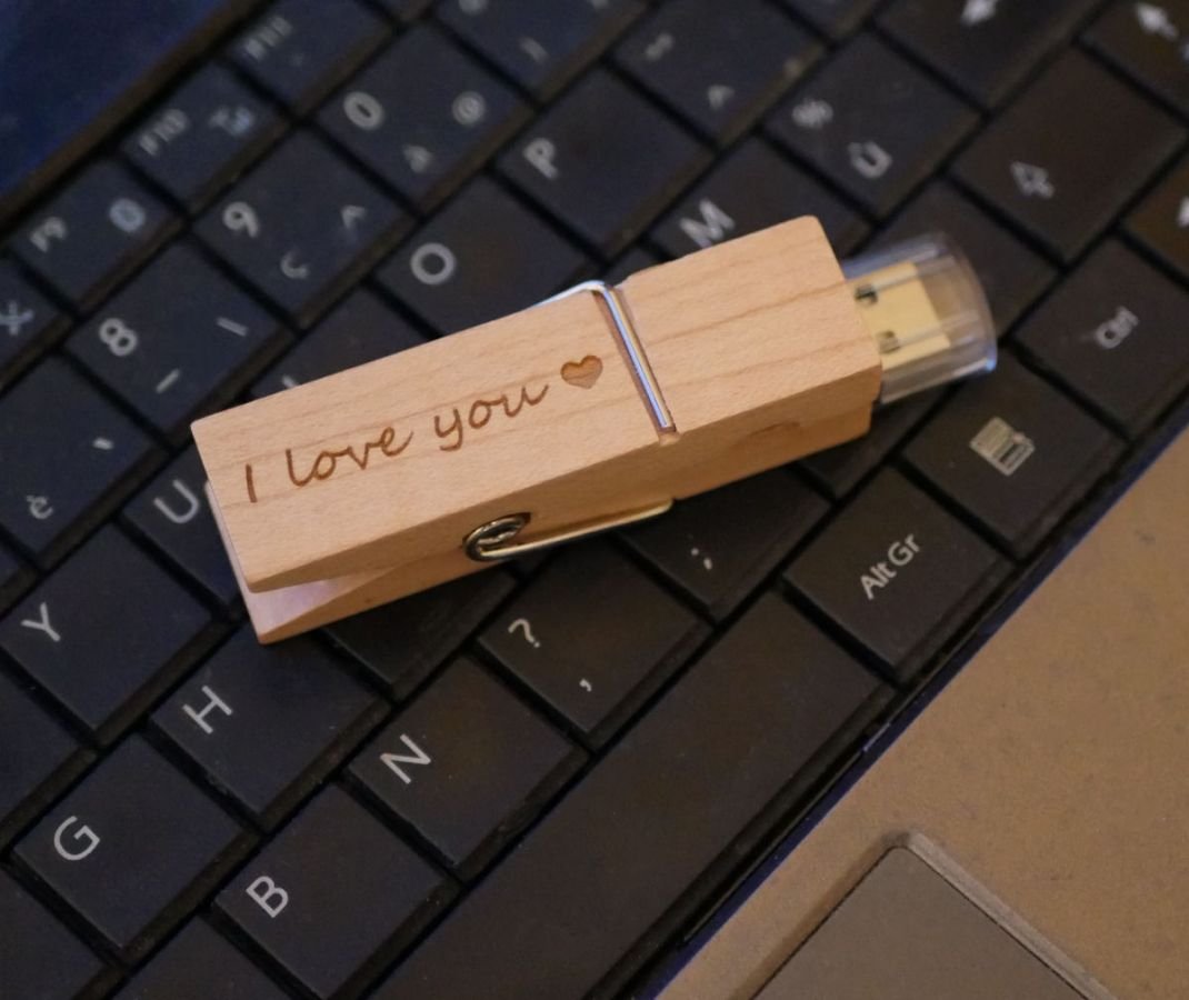 Clé USB pince en bois brut gravée à personnaliser