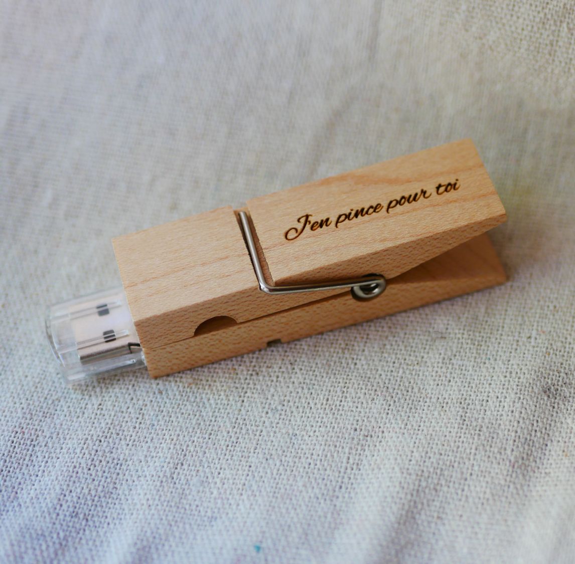 Clé USB pince en bois brut gravée à personnaliser