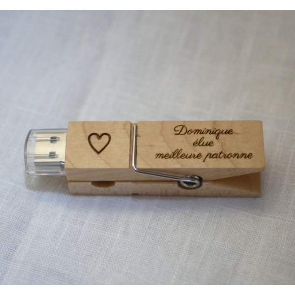 Clé USB pince en bois brut gravée à personnaliser