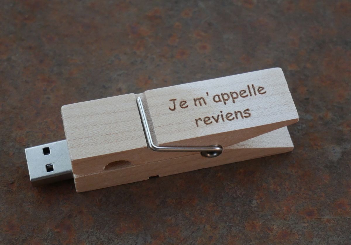 Clé USB pince en bois brut gravée à personnaliser