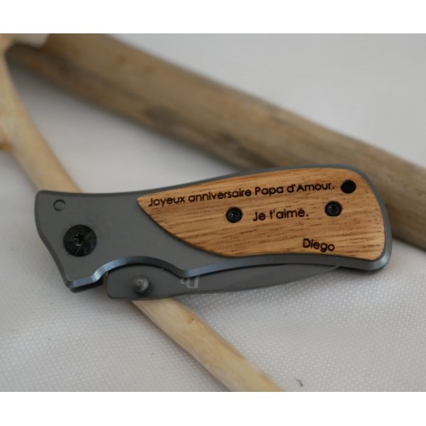 Couteau de poche pliant au manche en bois gravé personnalisé